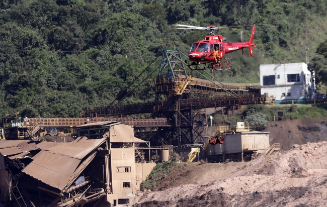 Brezilya'da aileler sevdiklerini bulabilmek için toprağı kazıyor